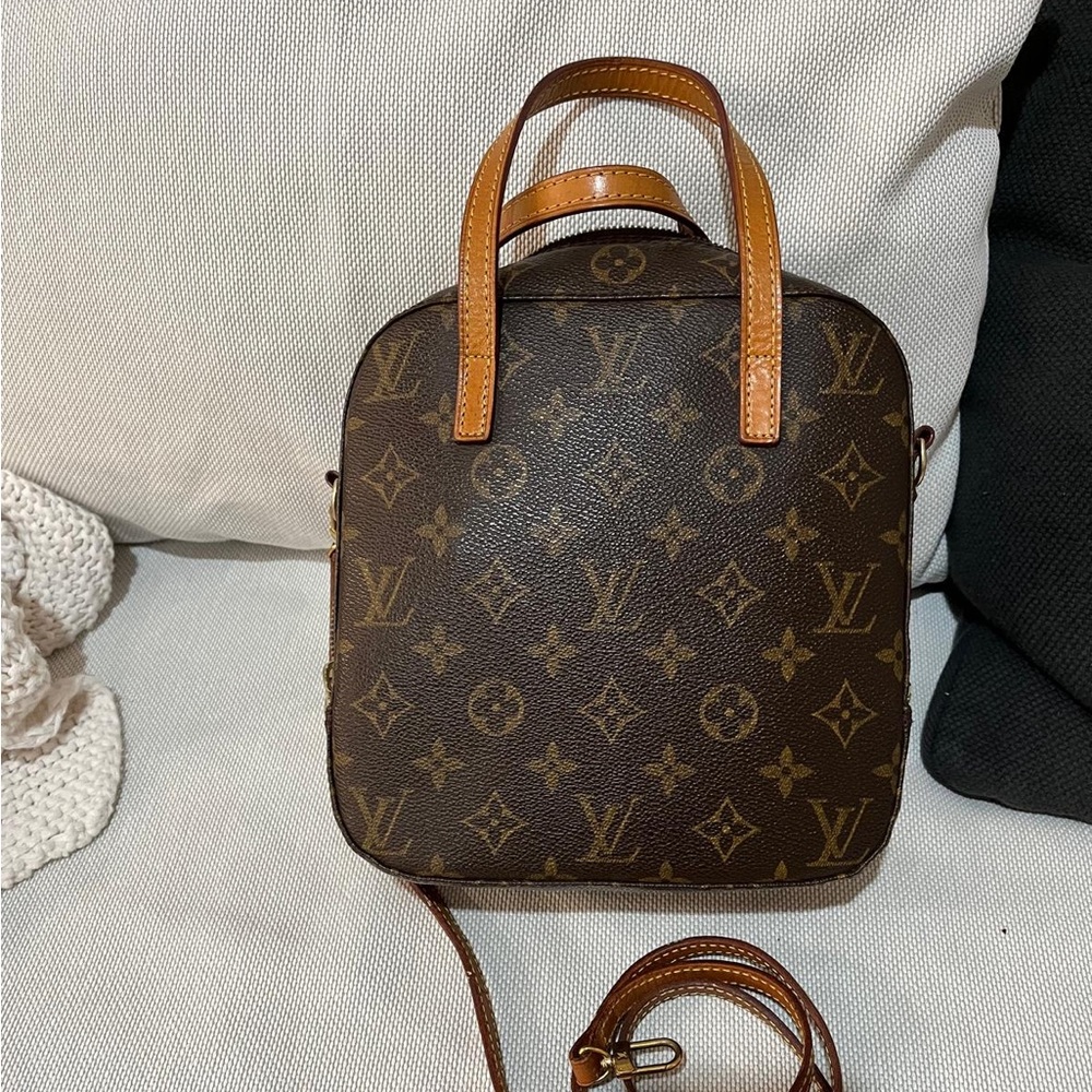 Louis Vuitton crossbody .